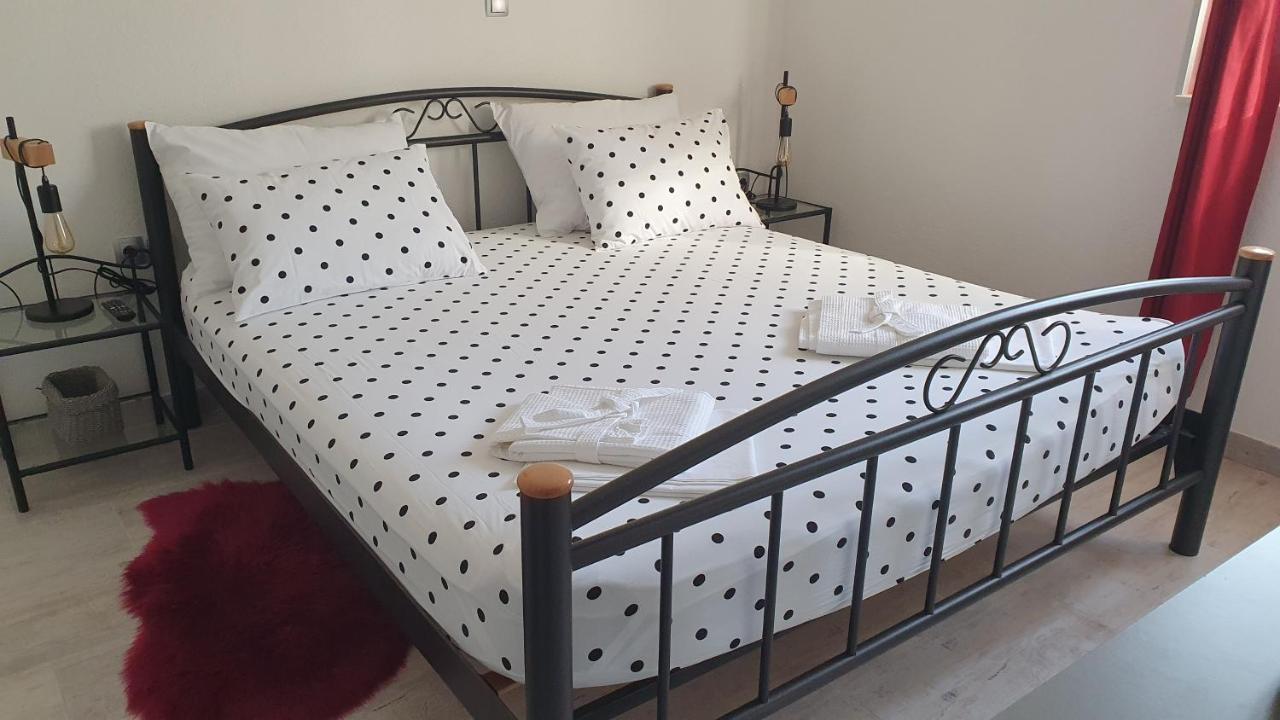 Villa Fides With Private Pool, Garden And Sea View Kaštel Novi エクステリア 写真