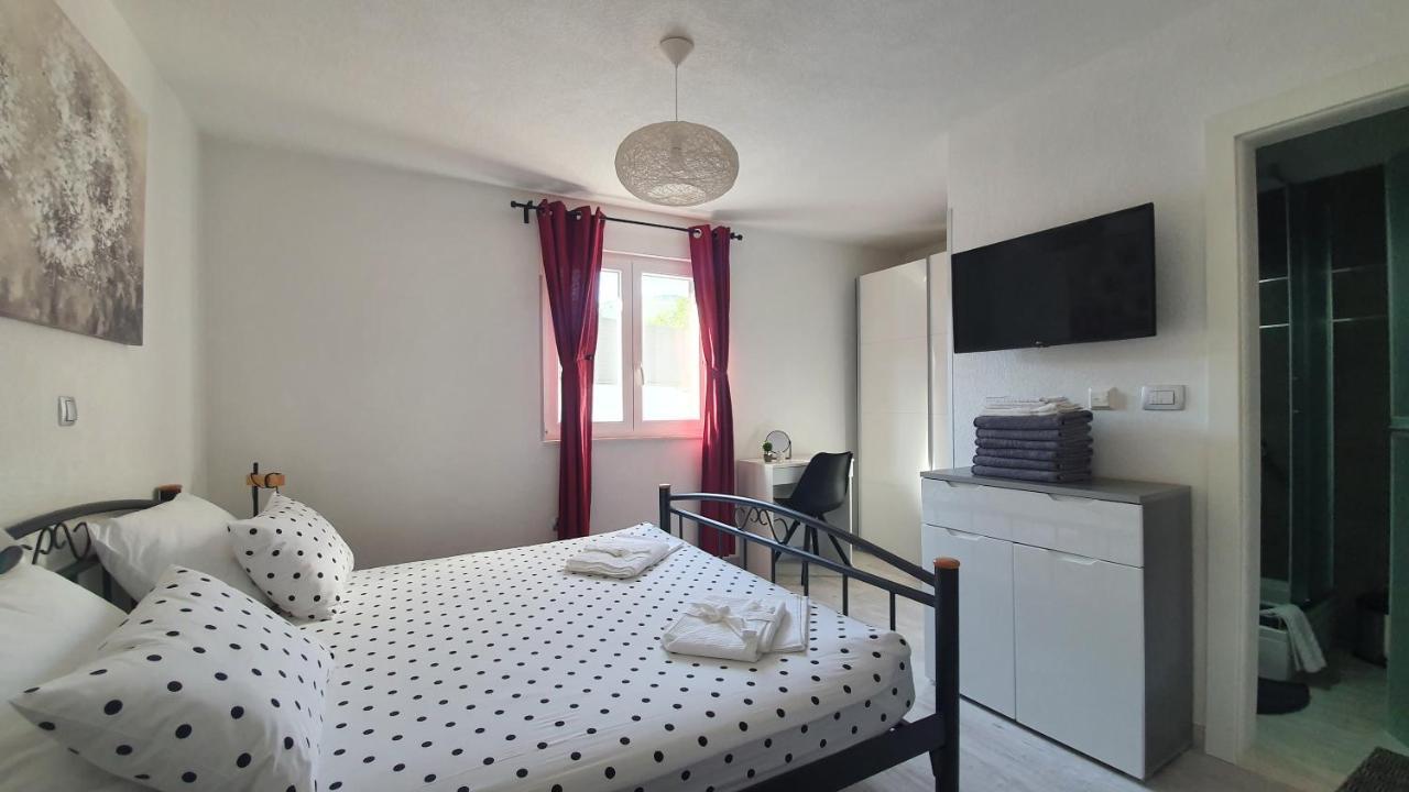 Villa Fides With Private Pool, Garden And Sea View Kaštel Novi エクステリア 写真