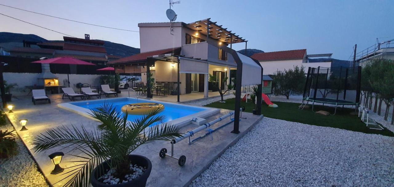Villa Fides With Private Pool, Garden And Sea View Kaštel Novi エクステリア 写真