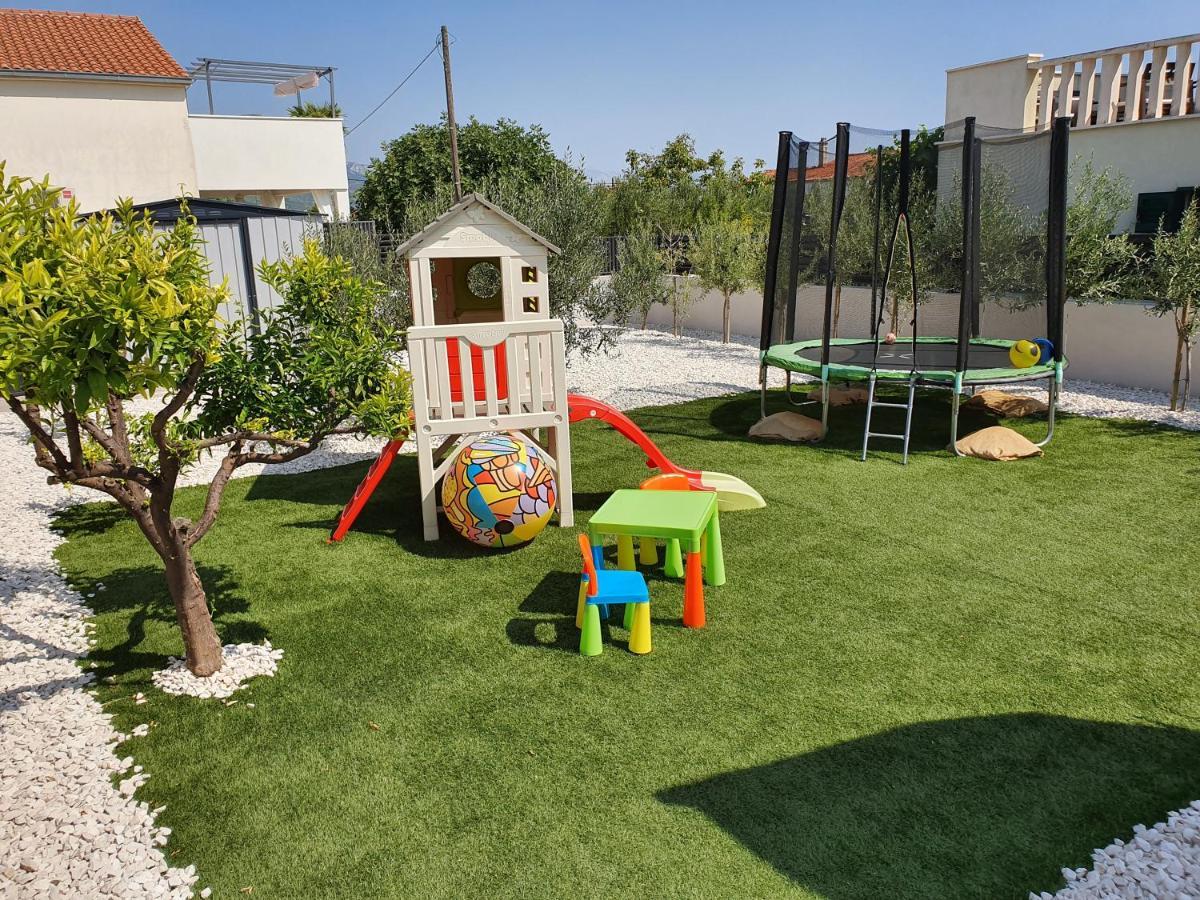 Villa Fides With Private Pool, Garden And Sea View Kaštel Novi エクステリア 写真