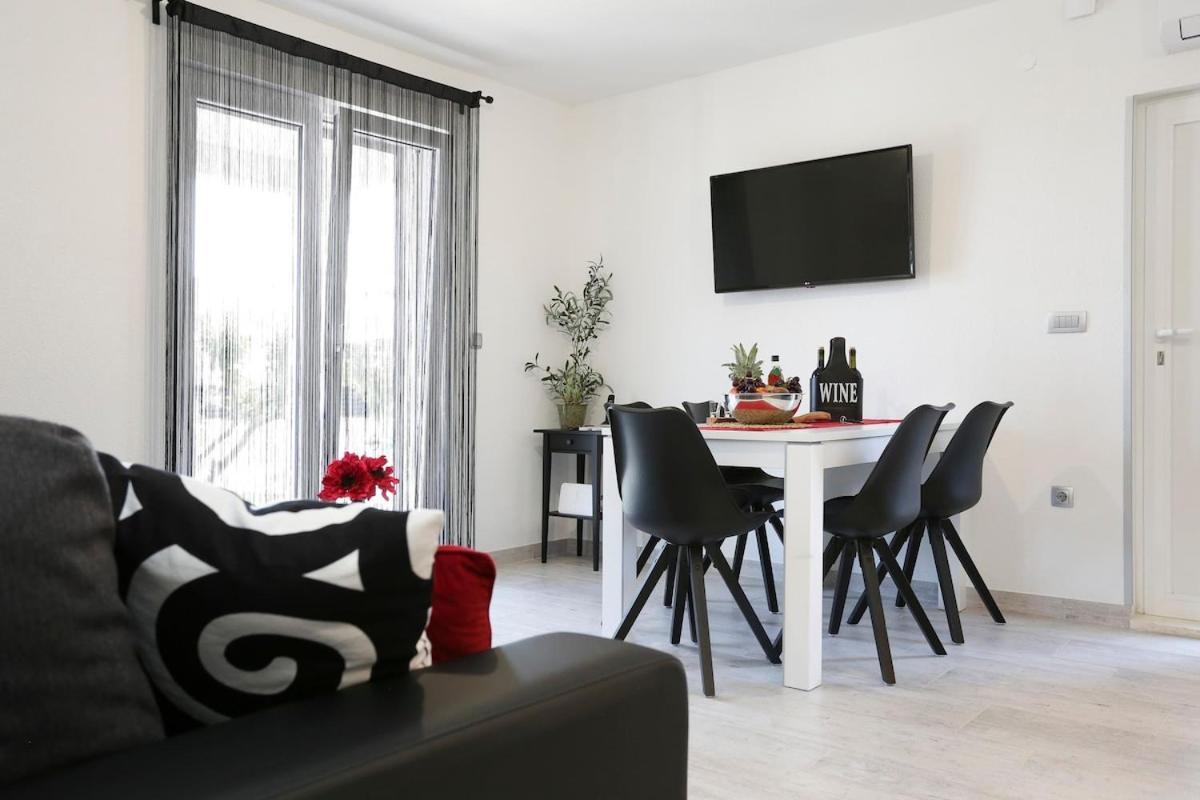 Villa Fides With Private Pool, Garden And Sea View Kaštel Novi エクステリア 写真